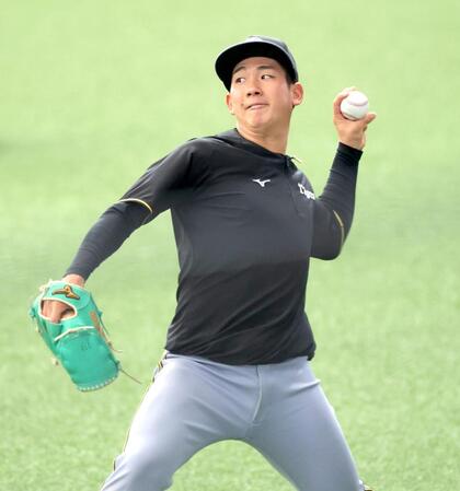 　キャッチボールで調整する伊原（撮影・西岡正）