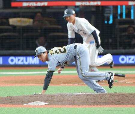 　５回、源田壮亮の打球に反応する工藤（撮影・西岡正）