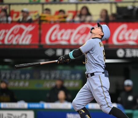 　７回、三飛に倒れた佐藤輝（撮影・堀内翔）