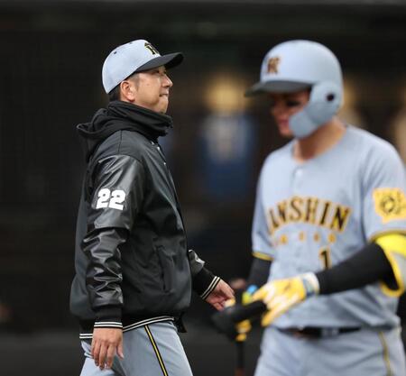 　７回、投手交代のためベンチから出る藤川監督（撮影・田中太一）