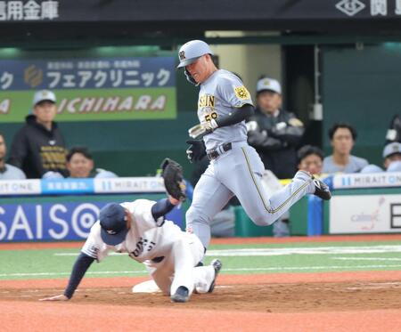 　９回、内野安打で出塁する前川（撮影・西岡正）