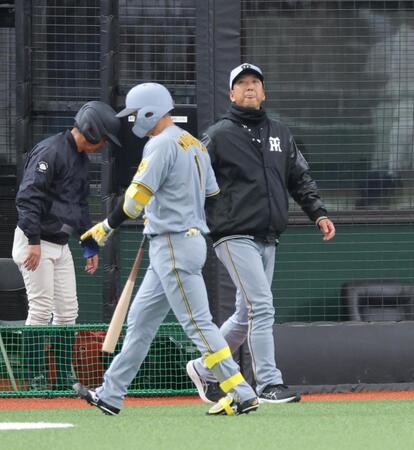 　７回、三振に凡退した森下（左）の横を選手交代を告げに向かう藤川監督（撮影・西岡正）