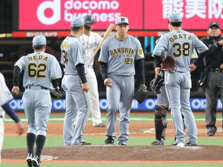 　７回、先制点を奪われた後、早川（右から２人目）の元へ集まる阪神ナイン（撮影・西岡正）