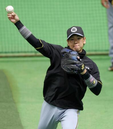 　守備練習する梅野