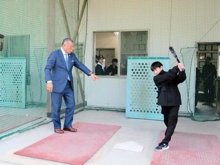 　バッティングセンターを訪れた子どもに熱血指導をする掛布雅之氏（左）