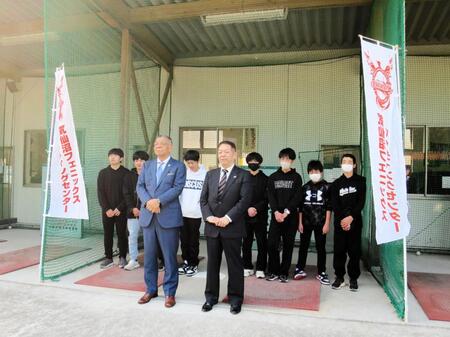 　震災発生時刻の２時４６分を前に空を見上げる掛布雅之氏（左）と千葉清英氏