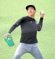 　キャッチボールで調整する伊原（撮影・西岡正）