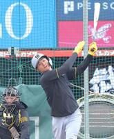 　打撃練習を行う森下（撮影・西岡正）