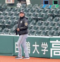 　一周して球場内を見る藤川監督（撮影・西岡正）