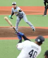 　１回、セデーニョを空振り三振に仕留める伊原（撮影・田中太一）