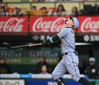 　７回、三飛に倒れた佐藤輝（撮影・堀内翔）