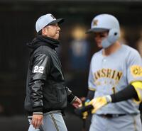 　７回、投手交代のためベンチから出る藤川監督（撮影・田中太一）