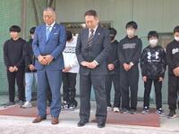 　気仙沼フェニックスバッティングセンターを訪れ、震災発生時刻の午後２時４６分に黙祷する掛布ＯＢ会長（前列左）