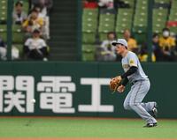 　３回、長谷川の打球を見失う森下（撮影・堀内翔）