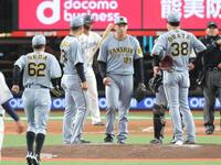 　７回、先制点を奪われた後、早川（右から２人目）の元へ集まる阪神ナイン（撮影・西岡正）
