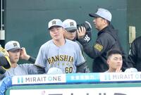 　西武に完封負けし、急ぎ足で引き上げる藤川監督（右上）＝撮影・西岡正