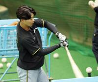 　打撃練習する山田