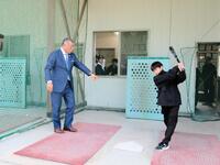 　バッティングセンターを訪れた子どもに熱血指導をする掛布雅之氏（左）