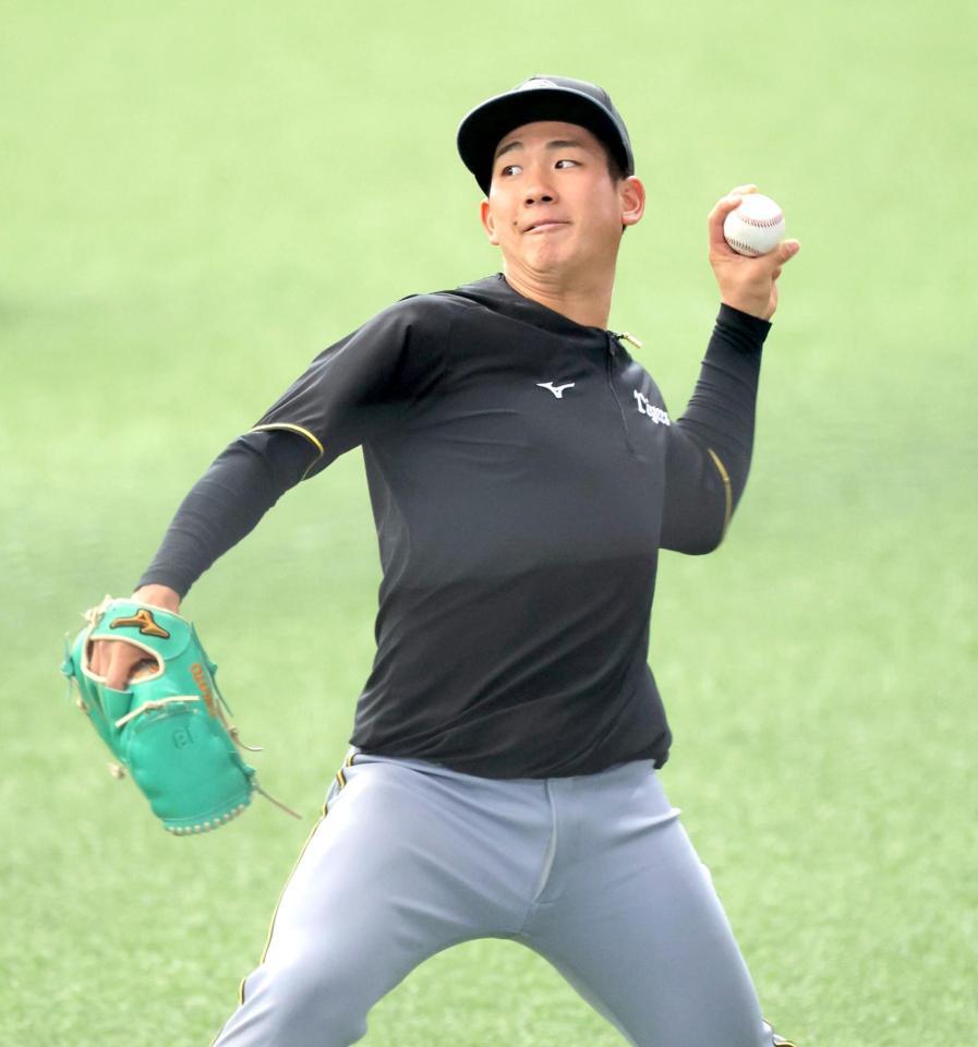 　キャッチボールで調整する伊原（撮影・西岡正）