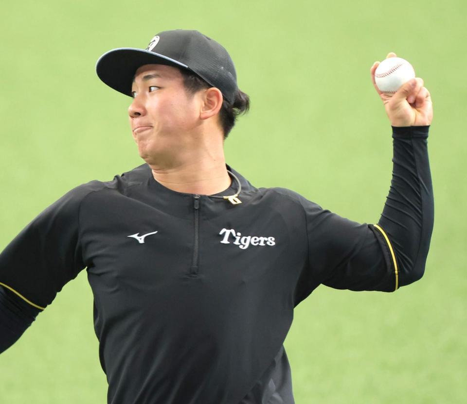 　登板に向け、キャッチボールで調整する伊原（撮影・西岡正）