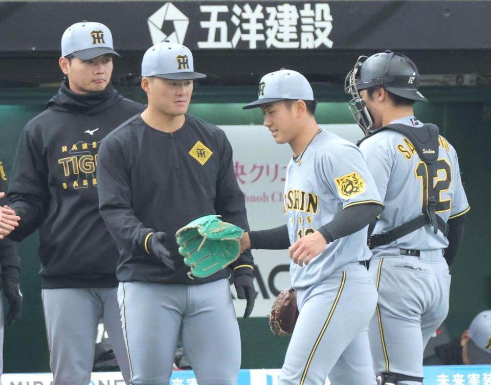 　３回、ピンチをしのぎ、ナインに迎えられる伊原（中央）＝撮影・西岡正