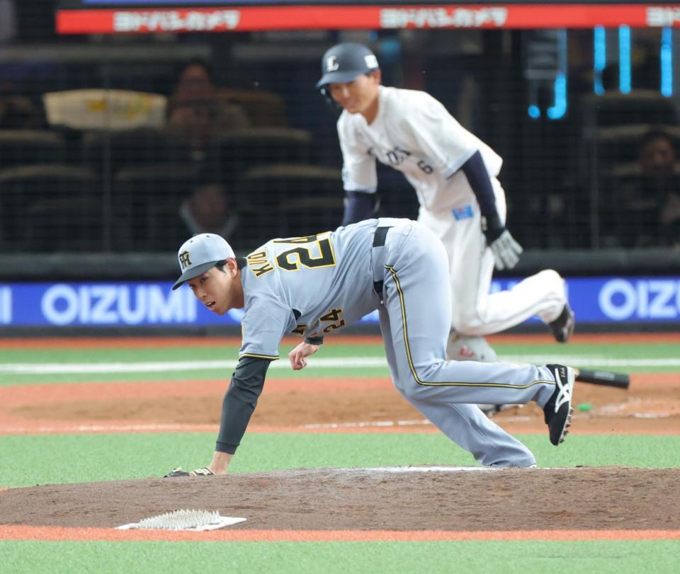 　５回、源田壮亮の打球に反応する工藤（撮影・西岡正）