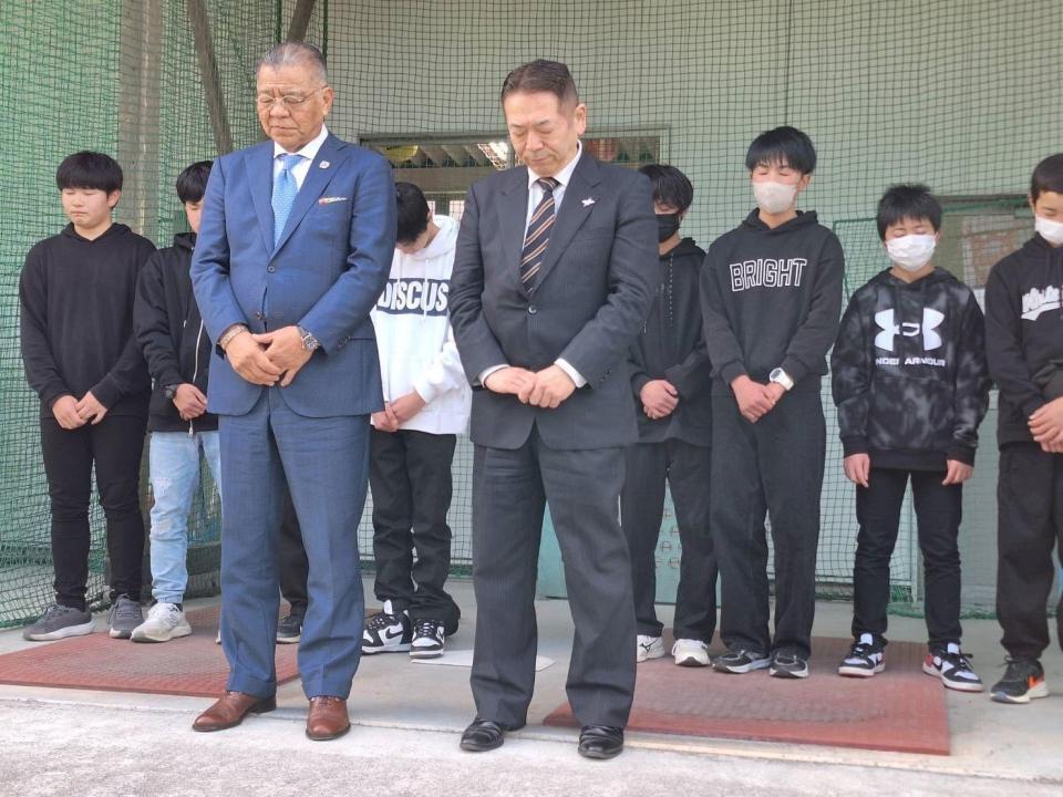 　気仙沼フェニックスバッティングセンターを訪れ、震災発生時刻の午後２時４６分に黙祷する掛布ＯＢ会長（前列左）