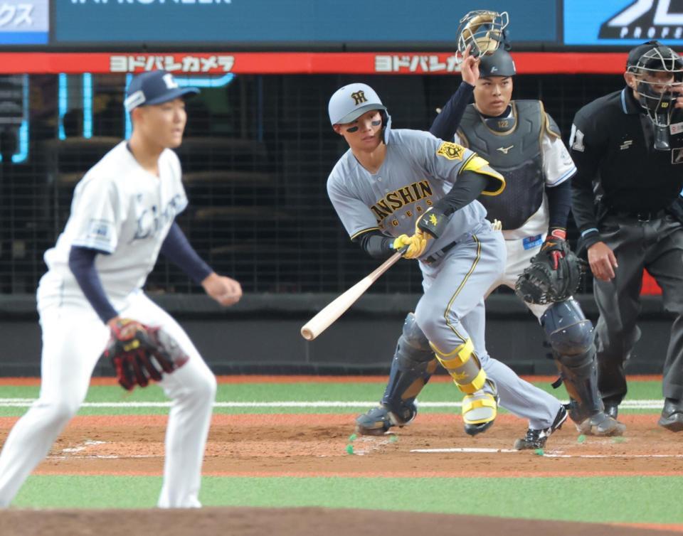 　４回、併殺打に倒れる森下（撮影・西岡正）