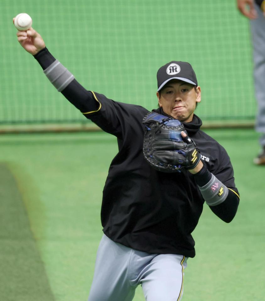 　守備練習する梅野