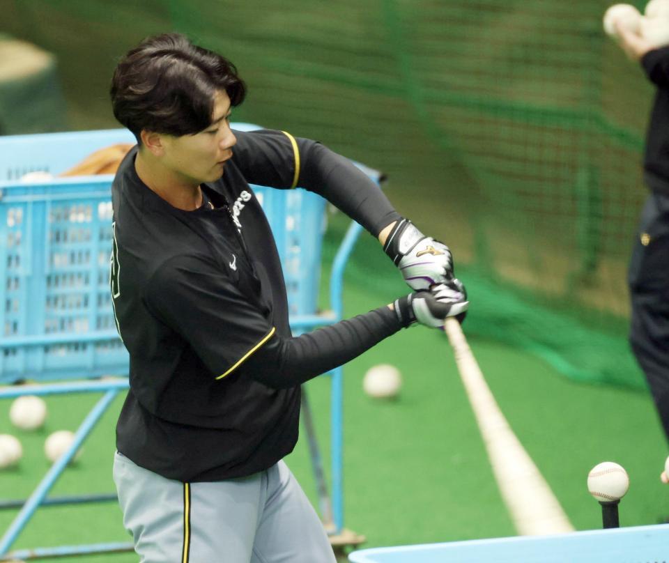 　打撃練習する山田