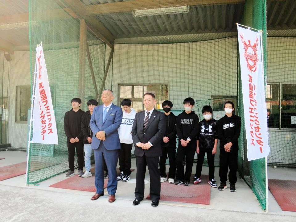 　震災発生時刻の２時４６分を前に空を見上げる掛布雅之氏（左）と千葉清英氏