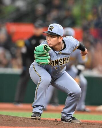 　４回、セデーニョの打球にグラブを出す伊原（撮影・堀内翔）