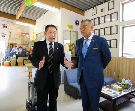 　バッティングセンターを作った千葉清英さんの説明を聞き入る掛布ＯＢ会長