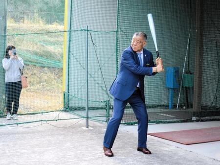 　スーツ姿で打席に立つ掛布雅之氏