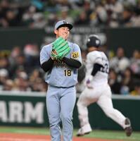 　４回、是沢を遊ゴロに打ち取りグラブをたたく伊原（撮影・堀内翔）