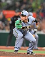 　４回、セデーニョの打球にグラブを出す伊原（撮影・堀内翔）