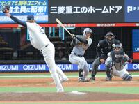 　９回、内野安打を放つ前川（撮影・西岡正）