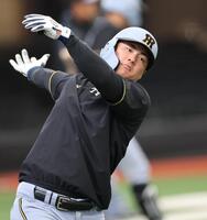 　トレーニングをする前川（撮影・田中太一）