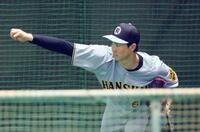 　キャッチボールする湯浅