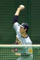 　キャッチボールする湯浅