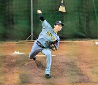 　連投テストへ向けてブルペン入りする湯浅