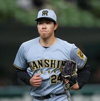 　５回、西武打線を無失点に抑え、ベンチへ戻る工藤（撮影・田中太一）