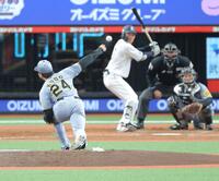 　背番号「２４」のユニホームで力投する工藤（撮影・西岡正）