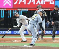 ７回西武２死一、二塁、長谷川信哉（左）に先制打を浴びる阪神・早川太貴＝ベルーナドーム（撮影・西岡正）