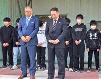 　震災発生時刻の午後２時４６分に黙とうする掛布雅之阪神ＯＢ会長（前列左）と気仙沼フェニックスバッティングセンターを開業した千葉清英氏