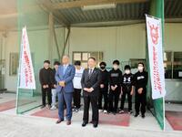 　震災発生時刻の２時４６分を前に空を見上げる掛布雅之氏（左）と千葉清英氏