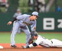 　２回、長谷川をタッチアウトにする木浪（撮影・堀内翔）