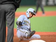 　５回、２点適時三塁打を放ちスライディングする島田（撮影・堀内翔）