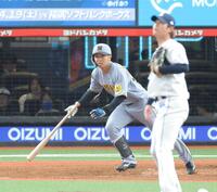 　５回、右越えに同点三塁打を放つ島田（撮影・西岡正）