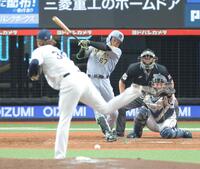 　５回、二塁へ勝ち越し打を放つ高寺（撮影・西岡正）